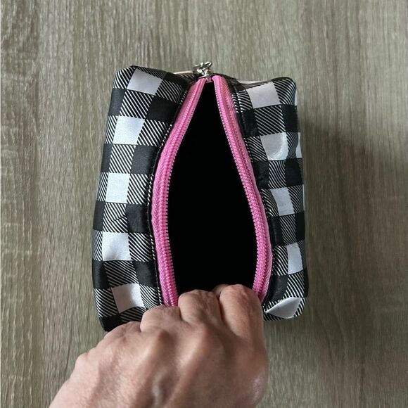 NWOT … Checkered Cosmetic / Makeup Bag - Picture 5 of 5